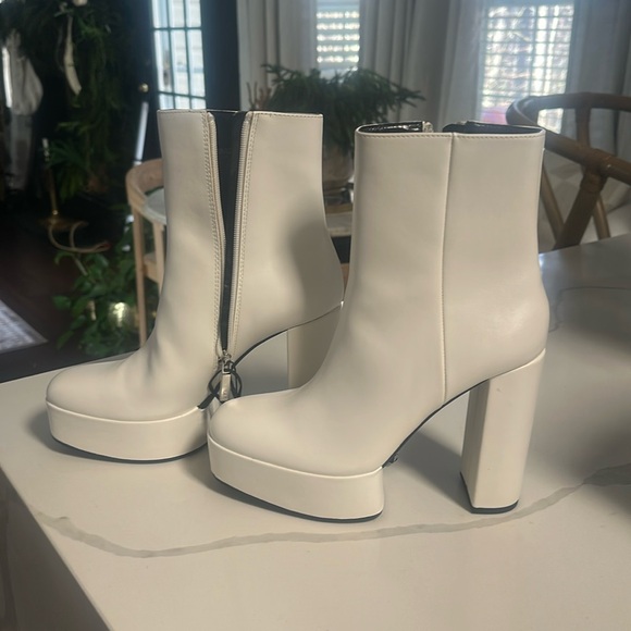 Zara Shoes - Fashionsble White Women's Boots